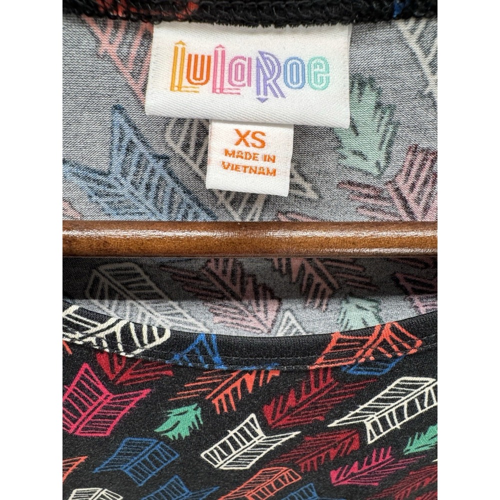 NWT LuLaRoe Gigi Tee XS Black Arrow Feather Boho Indie Y2K Stretch Shirt Top - Picture 3 of 8